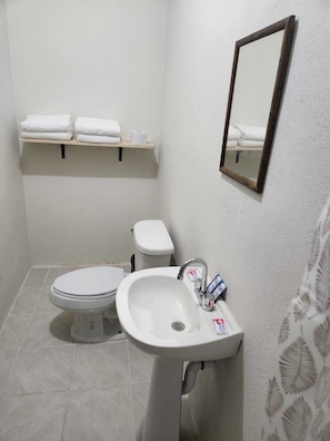 Bathroom | Shower, towels, soap, shampoo - La Regional (Loreto)