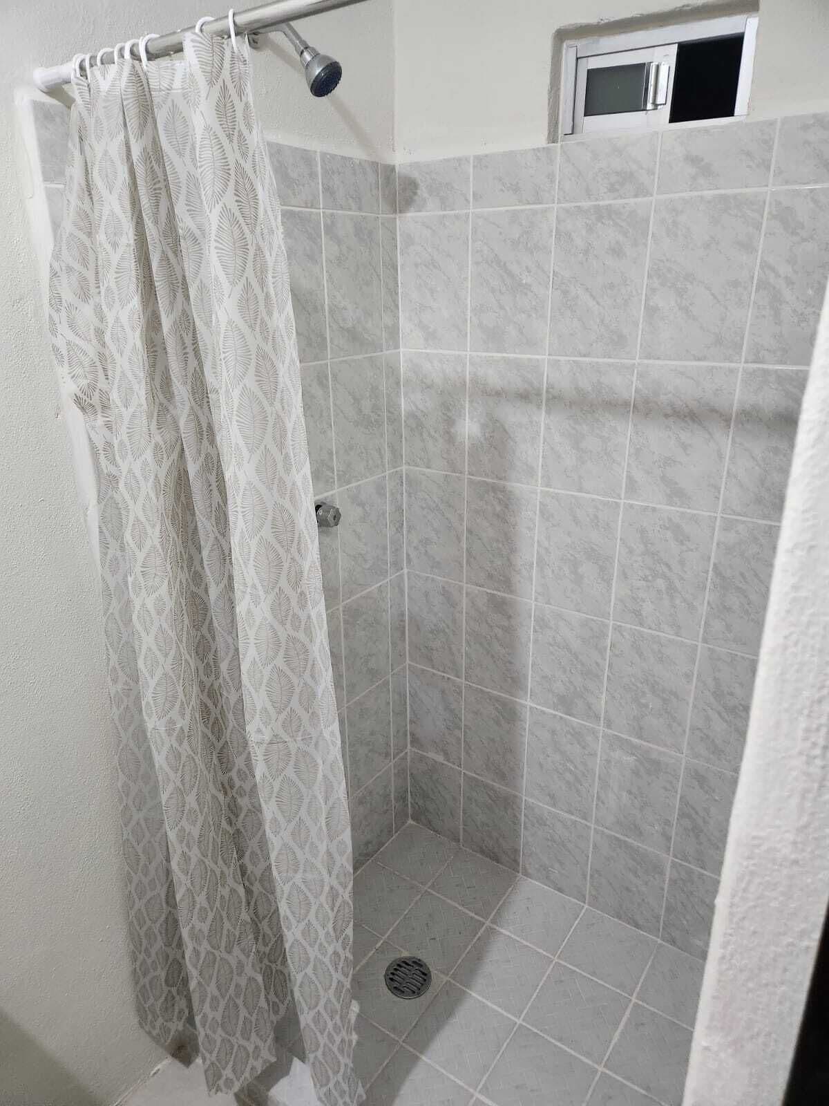Baño | Regadera, toallas, jabón, shampoo 