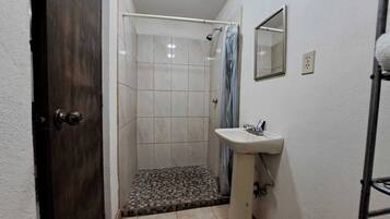 Habitación doble familiar, patio, vista al patio | Baño | Regadera, toallas, jabón, shampoo