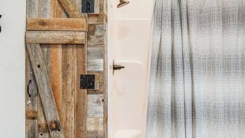 Douche, sèche-cheveux, serviettes fournies, savon