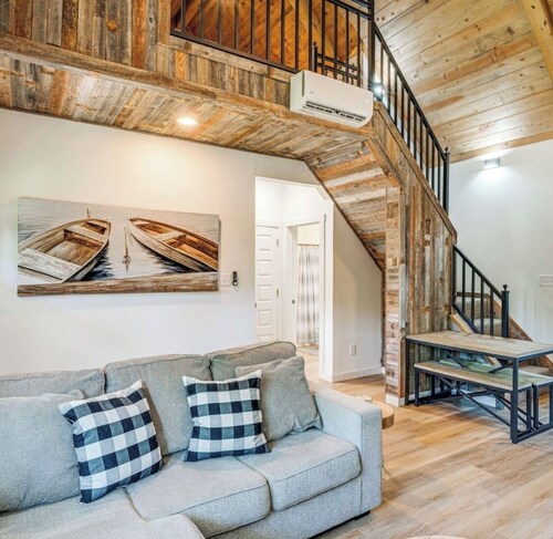 TWO PEAKS-South: New Cozy Cabin-Vaulted Wood Ceiling-Near Lake Texoma & Casinos.