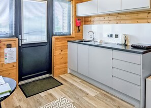 Fridge, oven, stovetop, toaster - 1 bedroom accommodation in Ely (Ely)