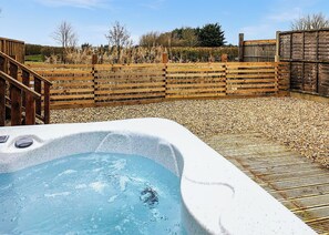 Outdoor spa tub - 1 bedroom accommodation in Ely (Ely)