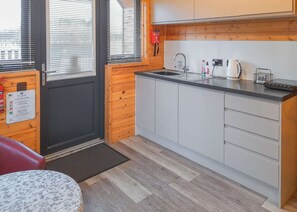 Frigorífico, horno, placa de cocina y tostadora