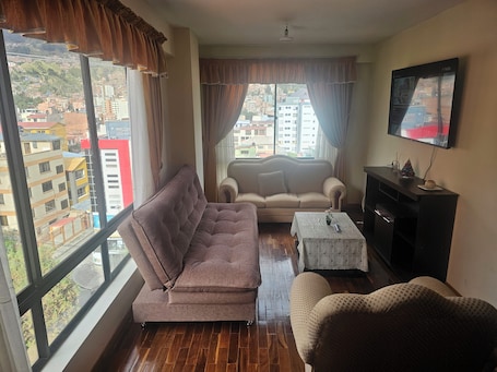 Smart TV. Sunny, Central, Comfortable & Equipped Apartment