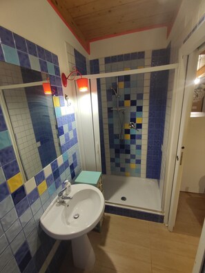 Dusche, Haartrockner, Bidet, Handtücher