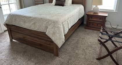 2-bedroom Century house in Cleveland with modern amenities