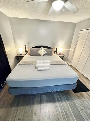 4 makuuhuonetta, silitysrauta/-lauta, ilmainen Wi-Fi, vuodevaatteet