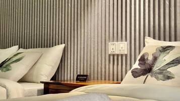 Minibar con artículos gratuitos y decoración personalizada