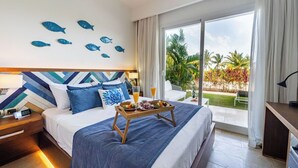 Une chambre d’hôtel avec un lit, un plateau de petit-déjeuner, un bureau et une vue sur l’extérieur.