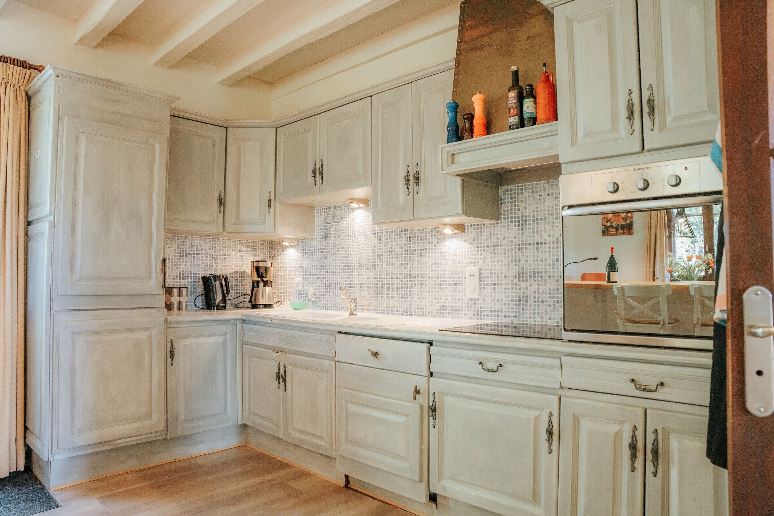 Fridge, oven, dishwasher, coffee/tea maker