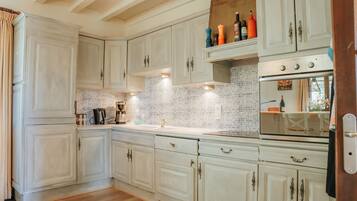 Fridge, oven, dishwasher, coffee/tea maker