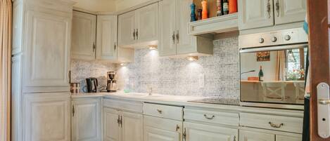 Réfrigérateur, four, lave-vaisselle, cafetière/bouilloire