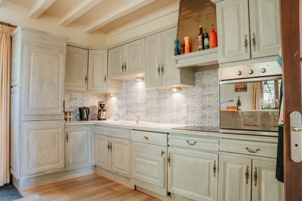 Kühlschrank, Ofen, Geschirrspüler, Wasserkocher mit Kaffee-/Teezubehör