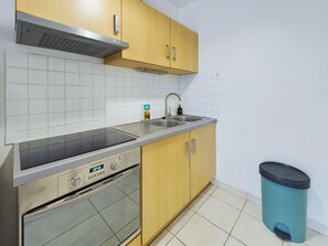 Fridge, microwave, oven, coffee/tea maker