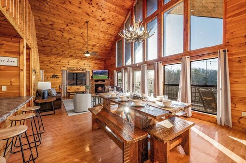 Breezy Blessing, 6-BR 4.5-BATH Cabin, STUNNING MOUNTAIN VIEWS, Hot Tub, Starlink