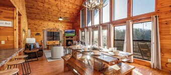 Breezy Blessing, 6-BR 4.5-BATH Cabin, STUNNING MOUNTAIN VIEWS, Hot Tub, Starlink