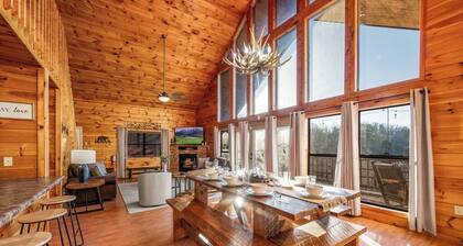 Breezy Blessing, 6-BR 4.5-BATH Cabin, STUNNING MOUNTAIN VIEWS, Hot Tub, Starlink