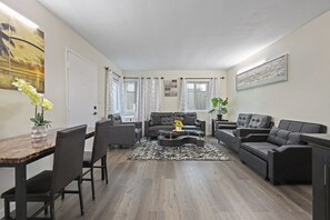 Smart TV - Charming 2-bedroom apartment in terrific San Diego North Park Area with WiFi  (San Diego)