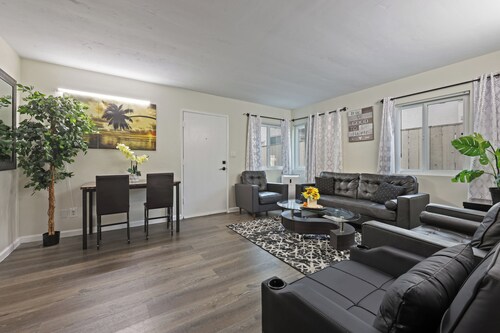 Charming 2-bedroom apartment in terrific San Diego North Park Area with WiFi 