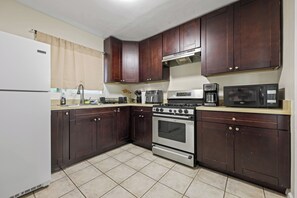 Fridge, microwave, oven, stovetop - Charming 2-bedroom apartment in terrific San Diego North Park Area with WiFi  (San Diego)