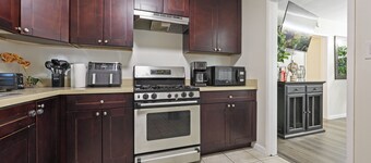 Charming 2-bedroom apartment in terrific San Diego North Park Area with WiFi