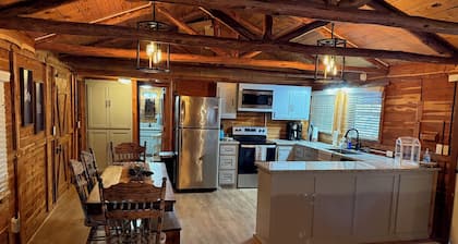 Relaxing 2-bedroom cabin on Lake Jean
