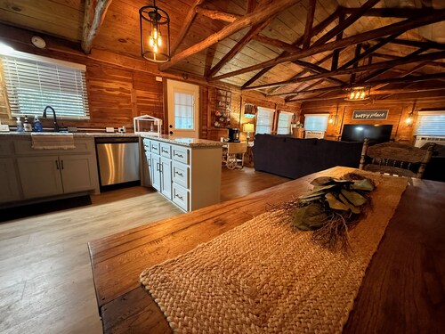 Relaxing 2-bedroom cabin on Lake Jean