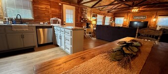 Relaxing 2-bedroom cabin on Lake Jean