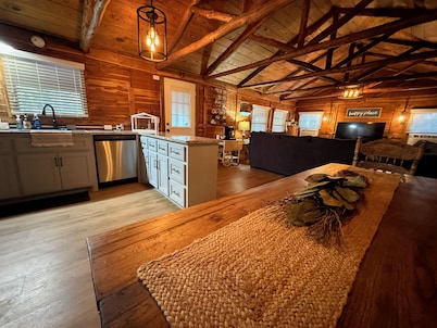 Relaxing 2-bedroom cabin on Lake Jean