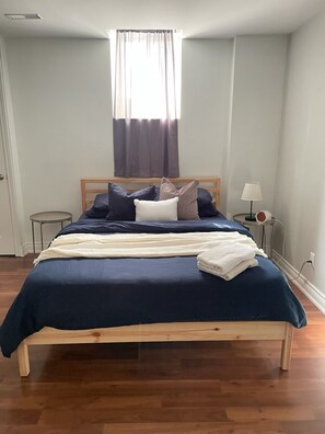 1 habitación, tabla de planchar con plancha, cuna de viaje y wifi 
