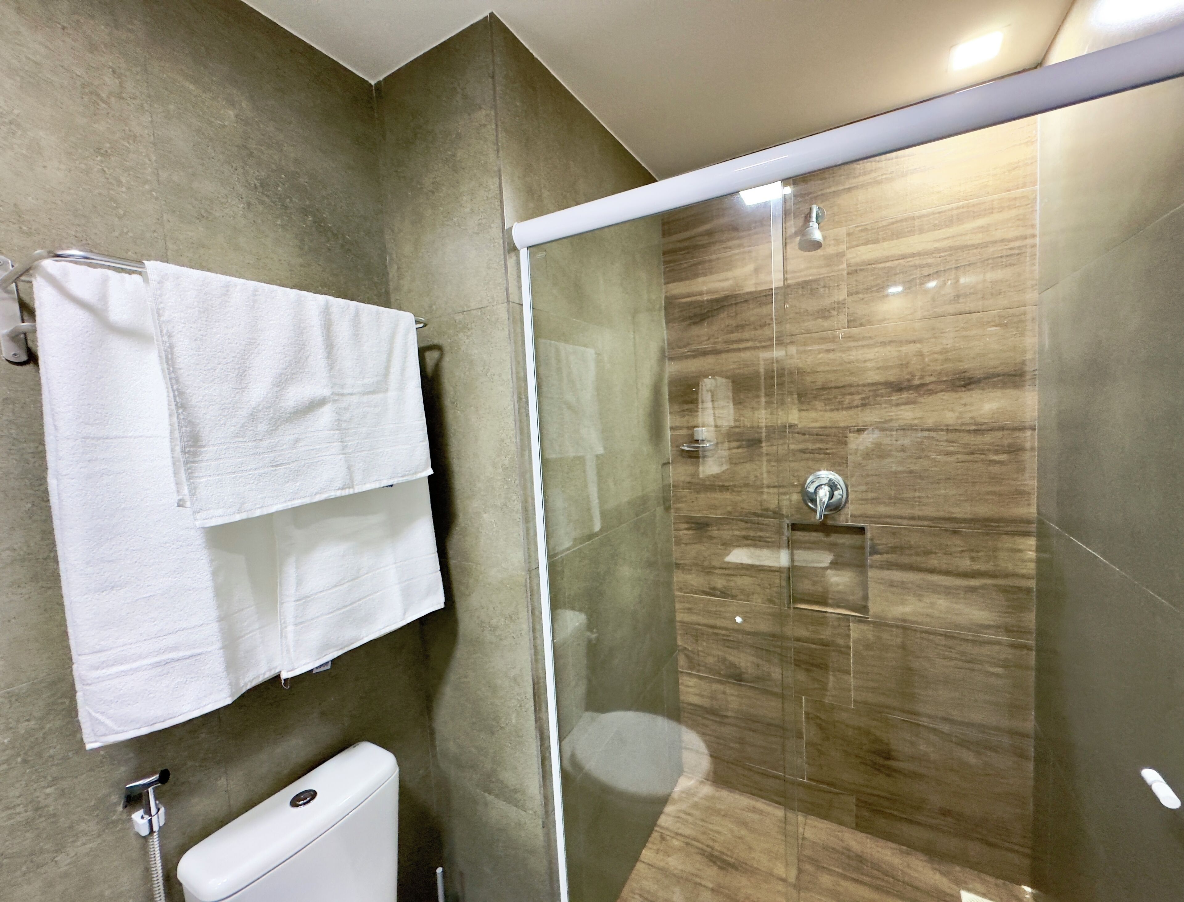 Secadora de cabello, toallas, papel de baño 