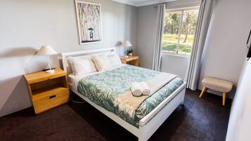 4 dormitorios, tabla de planchar con plancha, cuna de viaje