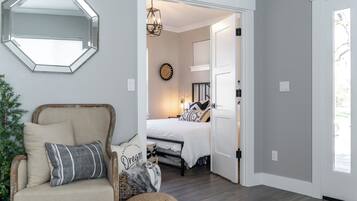 3 habitaciones, tabla de planchar con plancha y cuna de viaje