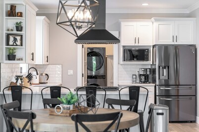 Charmer Downtown 3BR Home w Free Parking near UofO