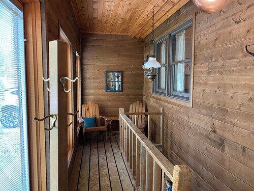 Cozy Lake view 3-bedroom house WiFi, AC in Oshkosh-Great spaces inside & out EAA