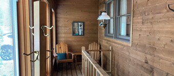 Cozy Lake view 3-bedroom house WiFi, AC in Oshkosh-Great spaces inside & out EAA