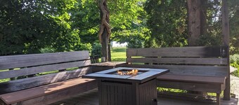 Cozy Lake view 3-bedroom house WiFi, AC in Oshkosh-Great spaces inside & out EAA
