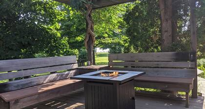 Cozy Lake view 3-bedroom house WiFi, AC in Oshkosh-Great spaces inside & out EAA