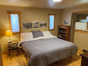 3 habitaciones, escritorio y tabla de planchar con plancha 
