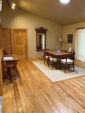 Dining - Cozy Lake view 3-bedroom house WiFi, AC in Oshkosh-Great spaces inside & out EAA (Oshkosh)