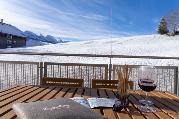 Outdoor dining - Säntis 8-person holiday apartment with magnificent mountain views (Wildhaus)