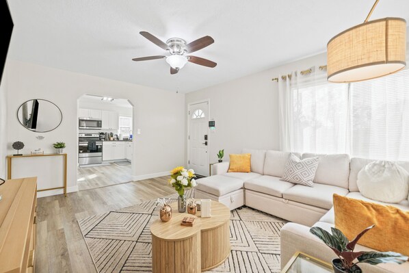 Smart TV - Citrus Grove Retreat: Fun, Relaxation, & Sunshine - 3bdr 2ba (Tampa)