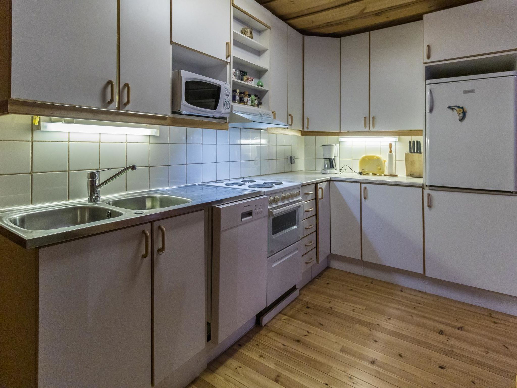 Fridge, microwave, dishwasher, cookware/dishes/utensils