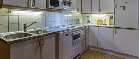 Køleskab, mikrobølgeovn, opvaskemaskine, køkkentøj/tallerkener/redskaber