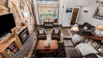 Een smart-tv en een open haard