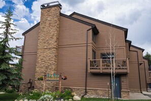 Exterior - Breckenridge •True Ski In/Ski Out•Walk to Main St•Sleeps 10•Peak 9•Hot Tub•Pool! (Breckenridge)