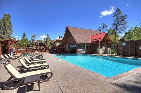 Pool - Breckenridge •True Ski In/Ski Out•Walk to Main St•Sleeps 10•Peak 9•Hot Tub•Pool! (Breckenridge)