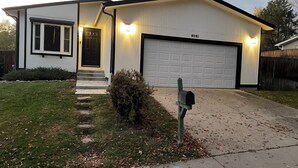 A modern two-story house with a garage, a front porch, and a mailbox. - Spacious 5-bedroom house with WiFi, AC in charming Arvada (Arvada)