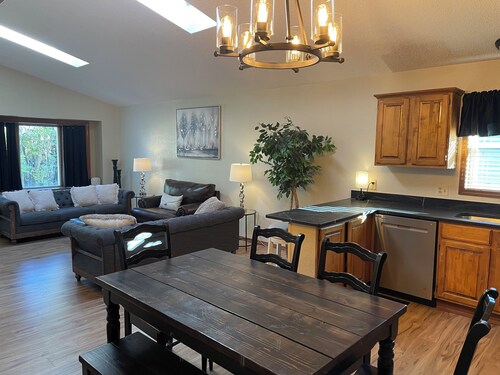 Spacious 5-bedroom house with WiFi, AC in charming Arvada